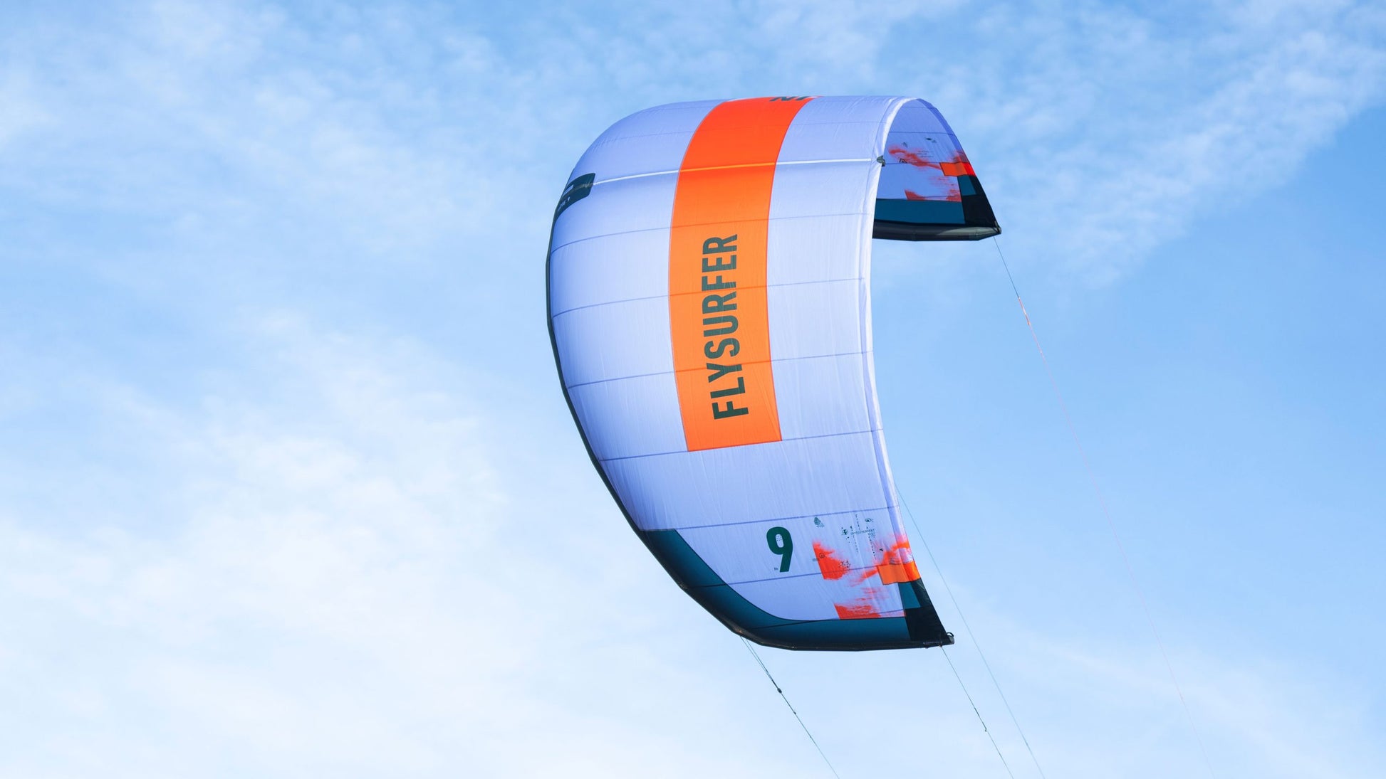 Flysurfer Indie's structural sweep that enhances its maneuverability and supports its relaunch.