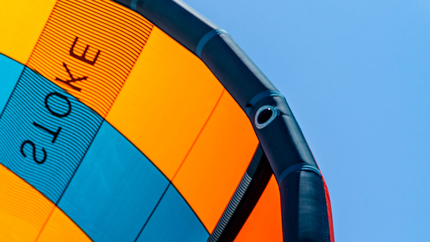 Pictures of Flysurfer Stoke Free Flow System to improve air inflation and deflation efficiency. Shows valve features and bayonet adapter and push-push pin mechanism for easy opening and sealing.